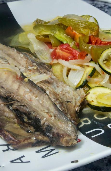 Caballa al horno con verduras y albariño