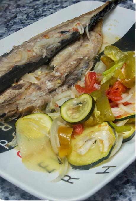 Caballa al horno con verduras y albariño