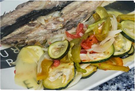 Caballa al horno con verduras y albariño
