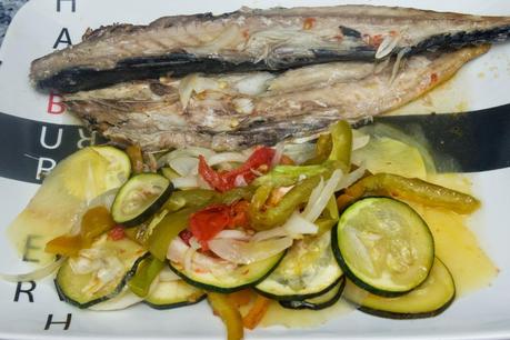 Caballa al horno con verduras y albariño