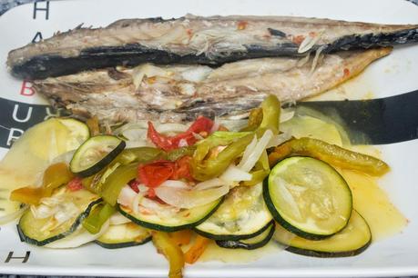 Caballa al horno con verduras y albariño