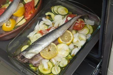 Caballa al horno con verduras y albariño