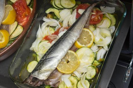 Caballa al horno con verduras y albariño