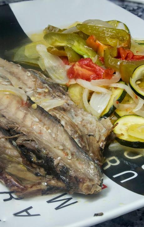 Caballa al horno con verduras y albariño