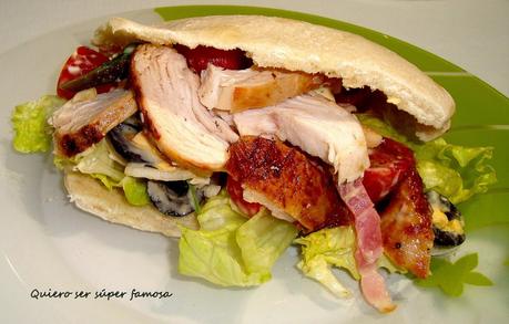 Pan de pita relleno de pollo asado