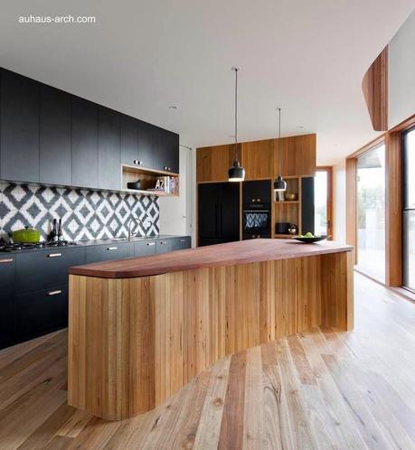 Casa orgánica rústica de concreto, madera y metal.