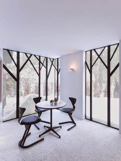 Ángulos y espejos en esta casa junto al lago en Ontario, Canadá