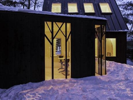 Ángulos y espejos en esta casa junto al lago en Ontario, Canadá