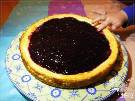 Tarta de queso con mermelada de frutos rojos