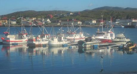 Soñolientos barquitos pesqueros en el puerto de Mehamn