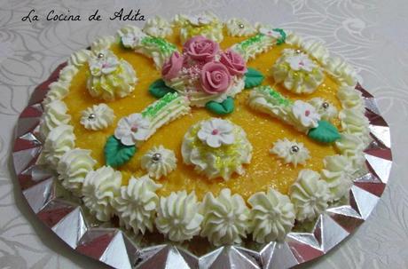 Tarta de capuchina,  decorada con nata