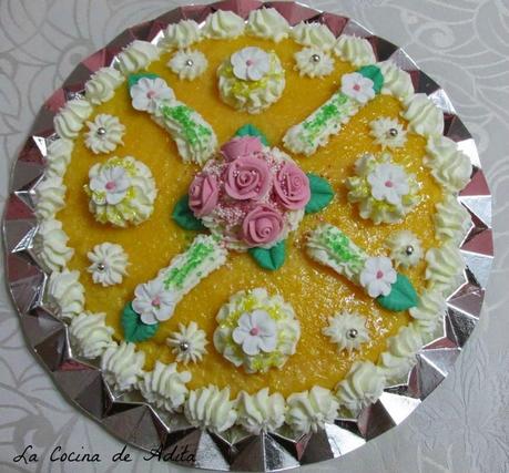 Tarta de capuchina,  decorada con nata
