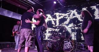 Una petición de matrimonio en pleno concierto de Napalm Death