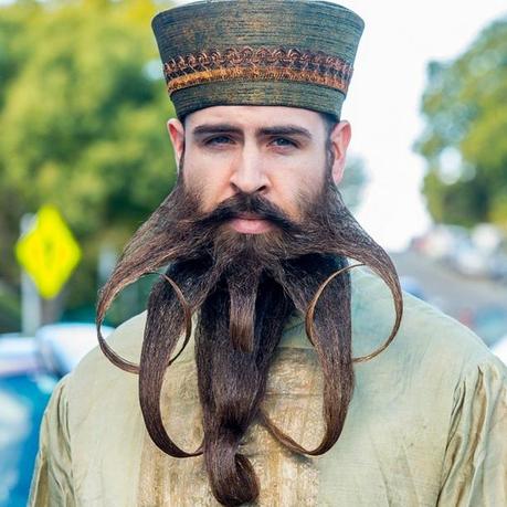 Este hombre hace de su barba un majestuoso y maravilloso arte