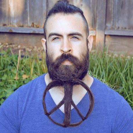 Este hombre hace de su barba un majestuoso y maravilloso arte