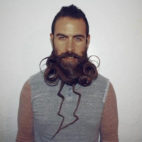 Este hombre hace de su barba un majestuoso y maravilloso arte