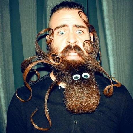 Este hombre hace de su barba un majestuoso y maravilloso arte