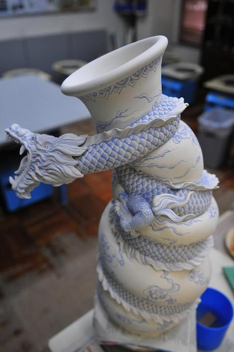 Artista transforma un jarrón normal de porcelana en un complejo dragón