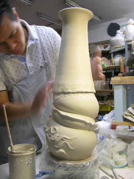 Artista transforma un jarrón normal de porcelana en un complejo dragón