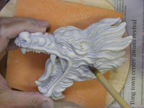 Artista transforma un jarrón normal de porcelana en un complejo dragón