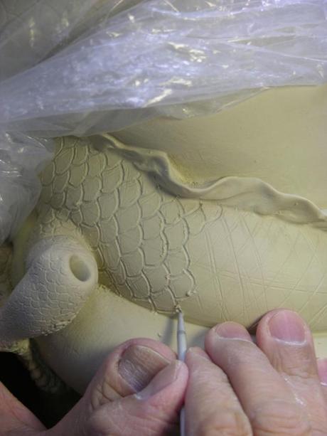 Artista transforma un jarrón normal de porcelana en un complejo dragón