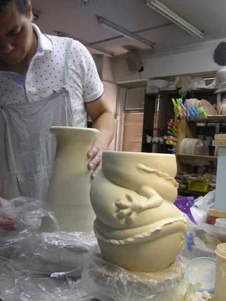 Artista transforma un jarrón normal de porcelana en un complejo dragón