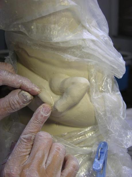 Artista transforma un jarrón normal de porcelana en un complejo dragón