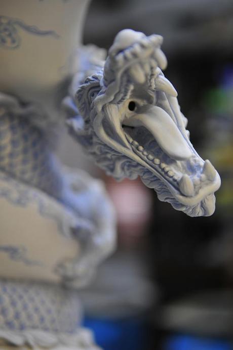 Artista transforma un jarrón normal de porcelana en un complejo dragón