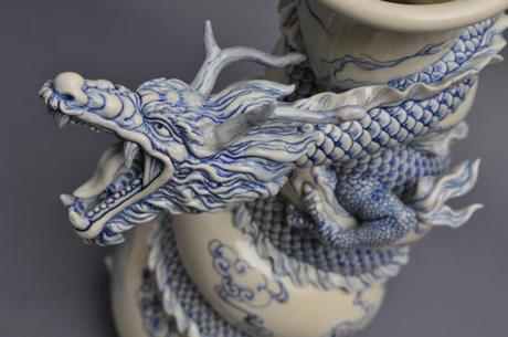 Artista transforma un jarrón normal de porcelana en un complejo dragón