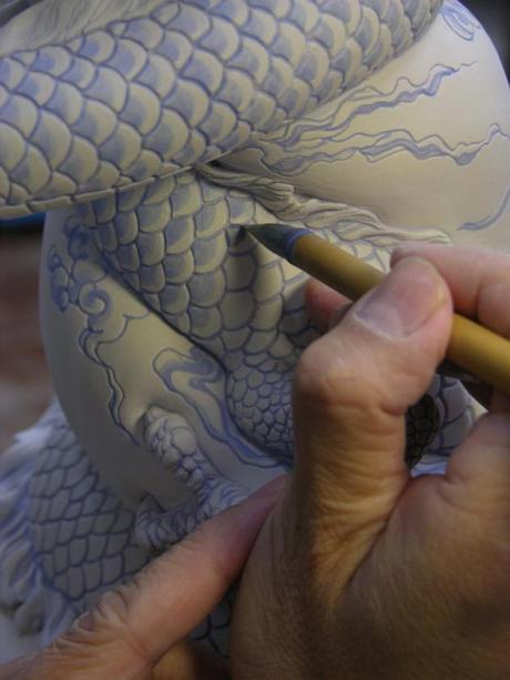 Artista transforma un jarrón normal de porcelana en un complejo dragón