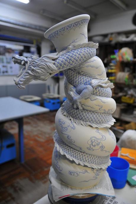 Artista transforma un jarrón normal de porcelana en un complejo dragón