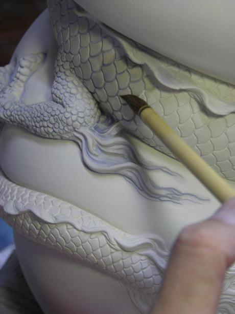 Artista transforma un jarrón normal de porcelana en un complejo dragón