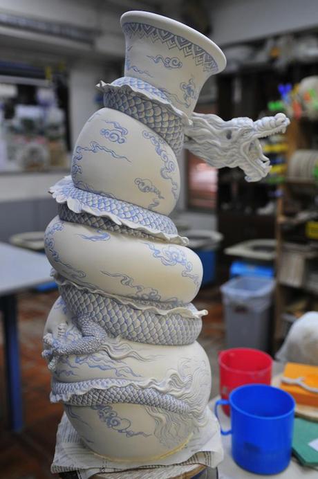 Artista transforma un jarrón normal de porcelana en un complejo dragón