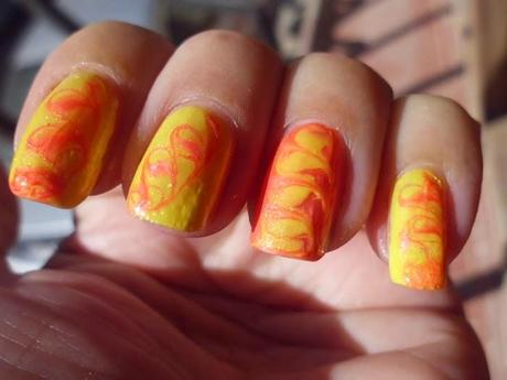 manicura amarilla y naranja