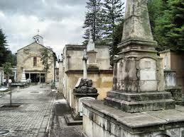 La poesía que tienen los cementerios