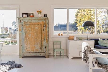 Un salón-comedor nórdico con toques de azul, verde y naranja!