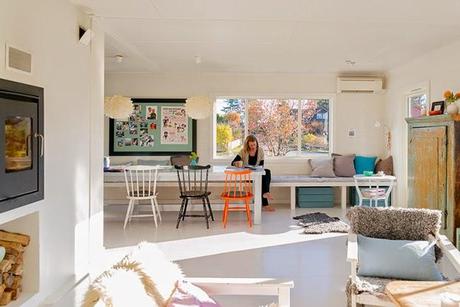 Un salón-comedor nórdico con toques de azul, verde y naranja!