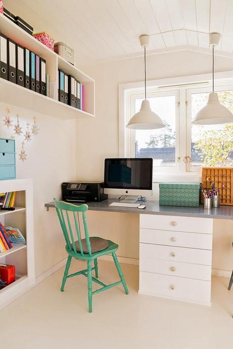 Un salón-comedor nórdico con toques de azul, verde y naranja!
