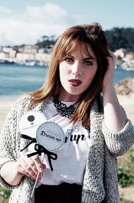 Falda de vuelo, camiseta con mensaje y cárdigan