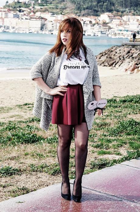 Falda de vuelo, camiseta con mensaje y cárdigan