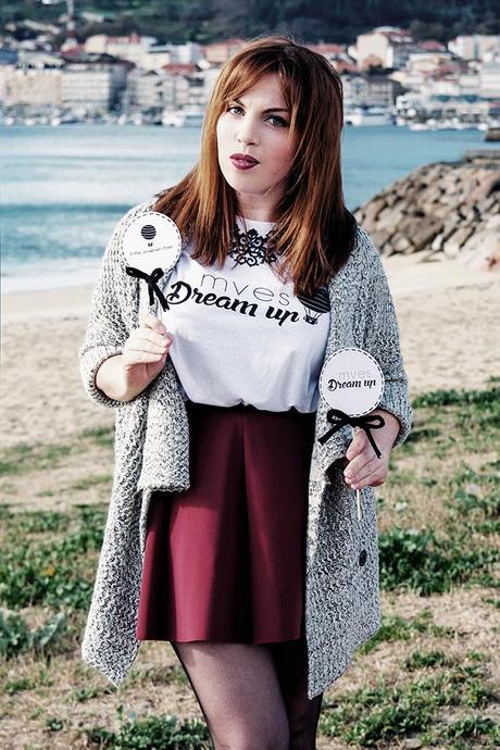 Falda de vuelo, camiseta con mensaje y cárdigan