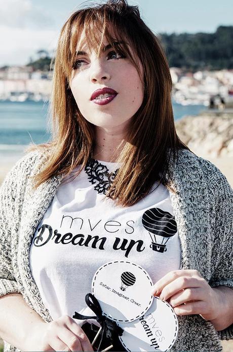 Falda de vuelo, camiseta con mensaje y cárdigan