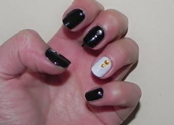 Look metálico para un blanco y negro (look, manicura y outfit)