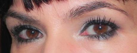 Look metálico para un blanco y negro (look, manicura y outfit)