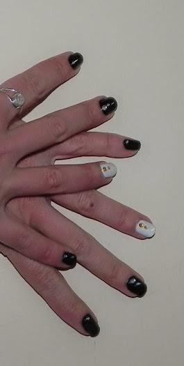 Look metálico para un blanco y negro (look, manicura y outfit)