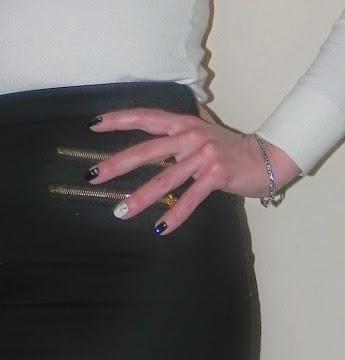 Look metálico para un blanco y negro (look, manicura y outfit)