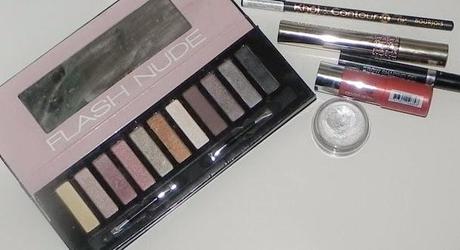 Look metálico para un blanco y negro (look, manicura y outfit)