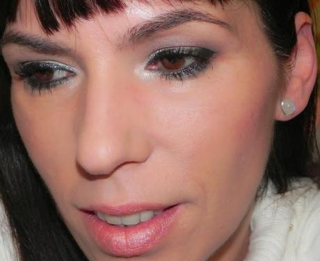 Look metálico para un blanco y negro (look, manicura y outfit)