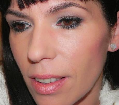 Look metálico para un blanco y negro (look, manicura y outfit)