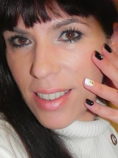 Look metálico para un blanco y negro (look, manicura y outfit)